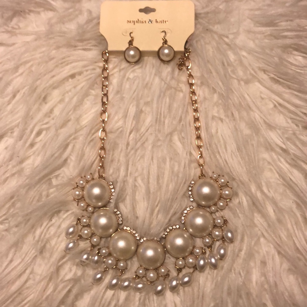 Rhinestone Pearl necklace and earrings set!!💛